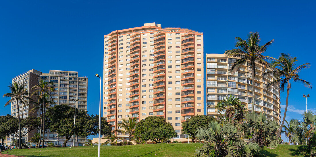 Blick auf Hotels und Apartments mit Blick auf die Promenade, Durban, Provinz KwaZulu-Natal, Südafrika, Afrika