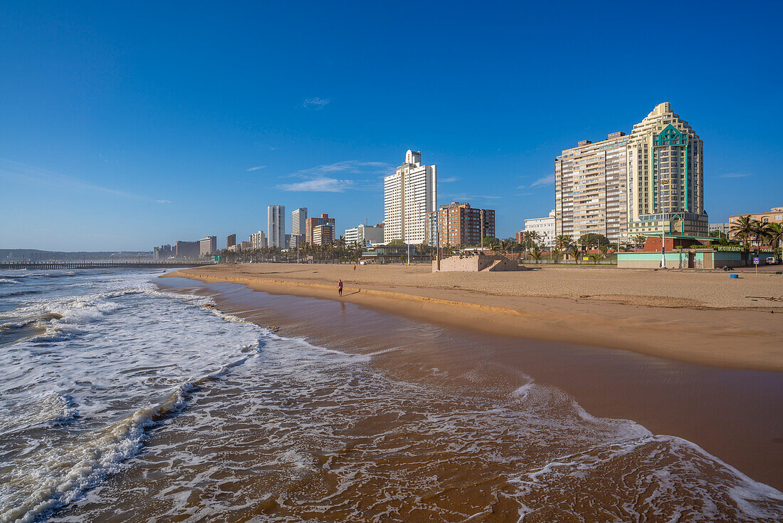 Blick auf Strandpromenade, Strand und Hotels vom Pier im Indischen Ozean, Durban, Provinz KwaZulu-Natal, Südafrika, Afrika