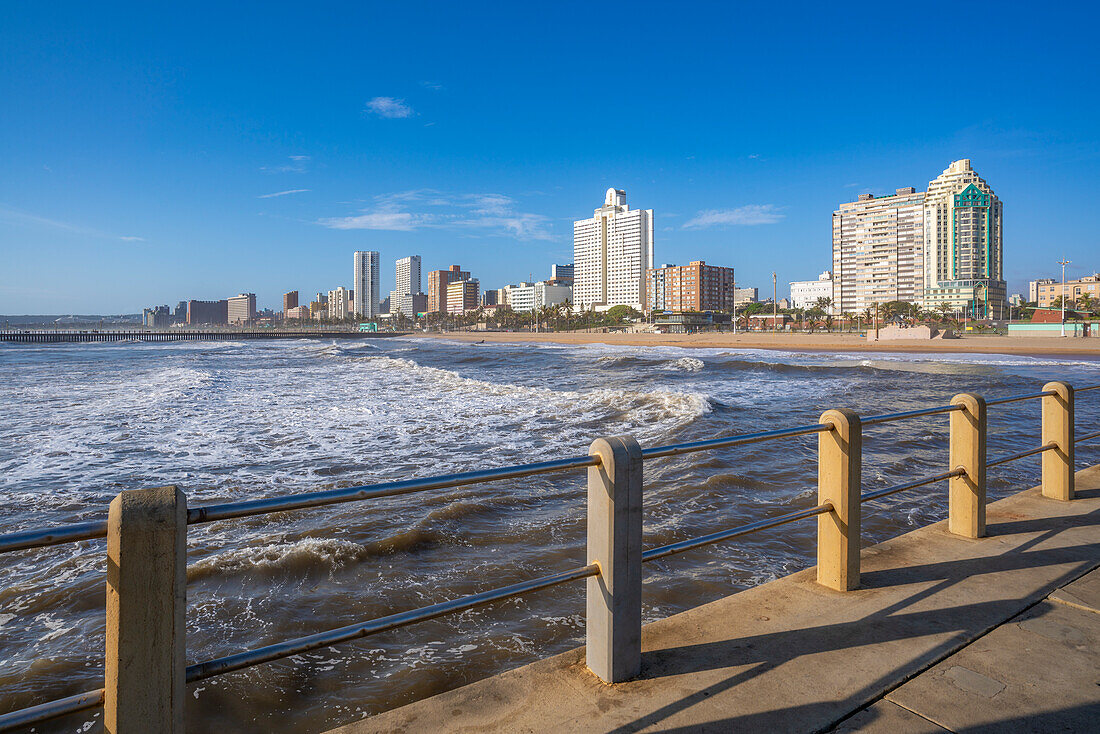 Blick auf Strandpromenade, Strand und Hotels vom Pier im Indischen Ozean, Durban, Provinz KwaZulu-Natal, Südafrika, Afrika