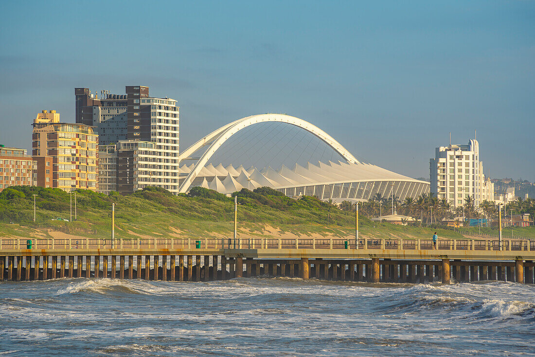 Blick auf das Moses-Mabhida-Stadion vom Pier im Indischen Ozean, Durban, Provinz KwaZulu-Natal, Südafrika, Afrika