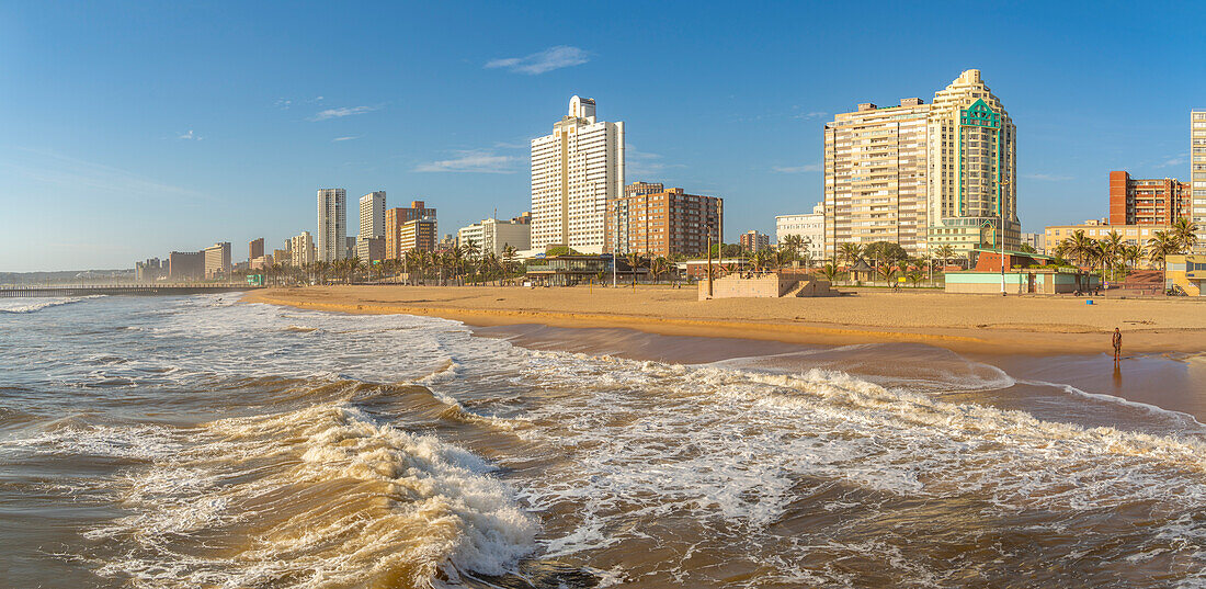 Blick auf Strandpromenade, Strand und Hotels vom Pier im Indischen Ozean, Durban, Provinz KwaZulu-Natal, Südafrika, Afrika