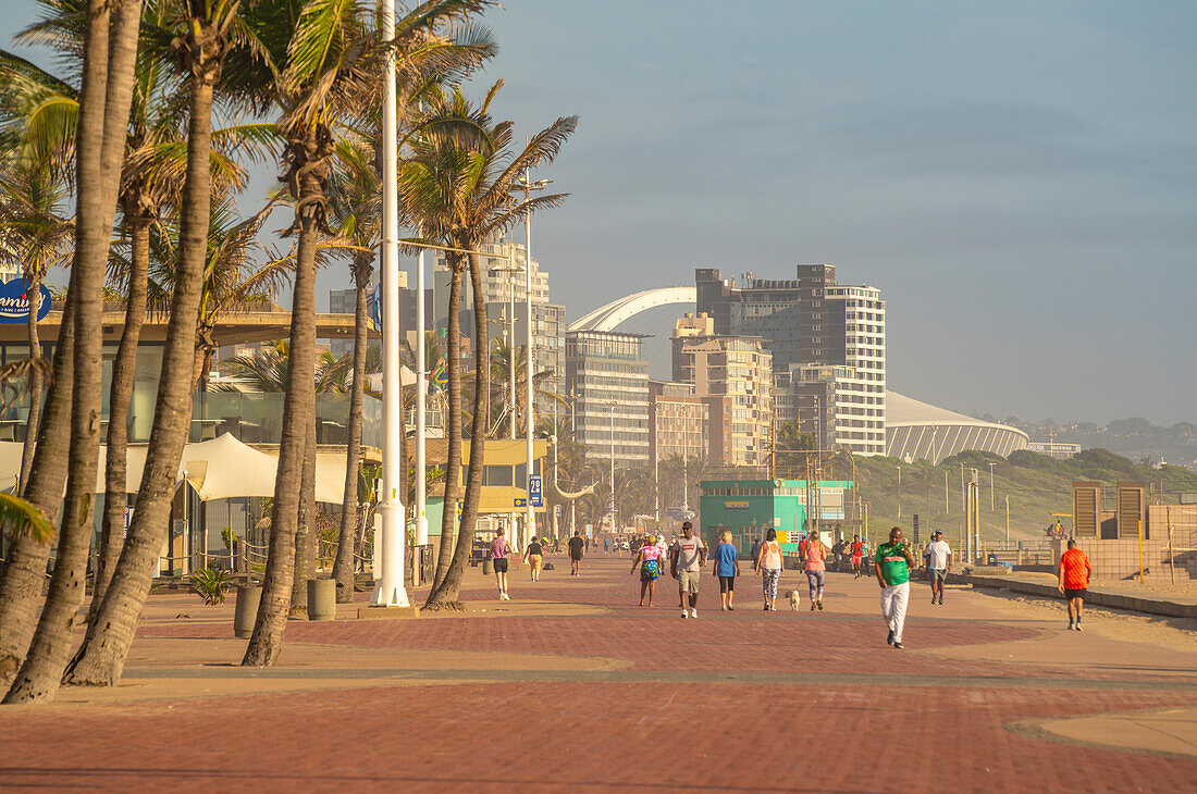 Blick auf die Strandpromenade und das Moses-Mabhida-Stadion im Hintergrund, Durban, Provinz KwaZulu-Natal, Südafrika, Afrika