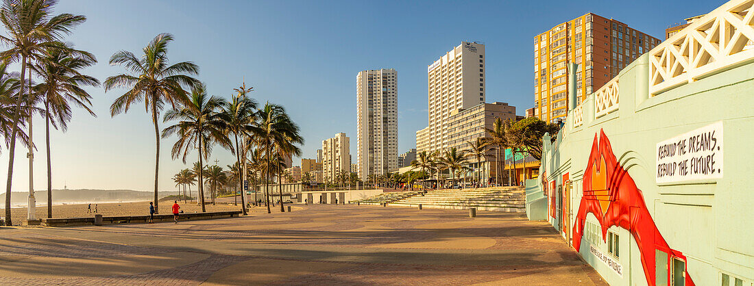 Blick auf die Promenade, bunte Wandkunst und Hotels, Durban, Provinz KwaZulu-Natal, Südafrika, Afrika