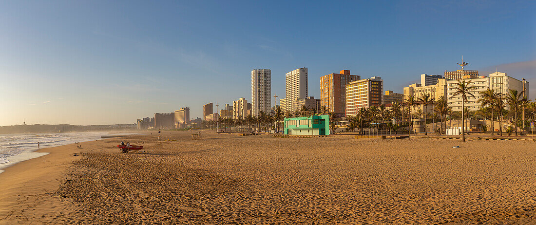 Blick auf Strandpromenade, Strand und Hotels vom Pier im Indischen Ozean bei Sonnenaufgang, Durban, Provinz KwaZulu-Natal, Südafrika, Afrika