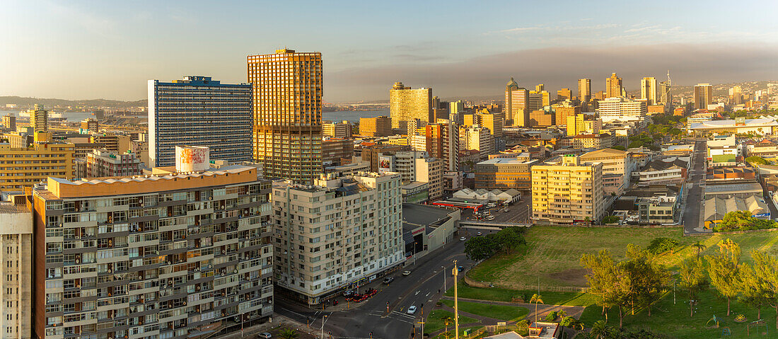 Blick von oben auf die Skyline von Durban bei Sonnenaufgang, Durban, Provinz KwaZulu-Natal, Südafrika, Afrika