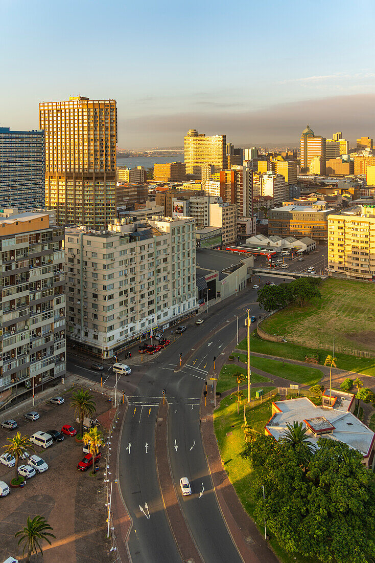 Blick von oben auf die Skyline von Durban bei Sonnenaufgang, Durban, Provinz KwaZulu-Natal, Südafrika, Afrika