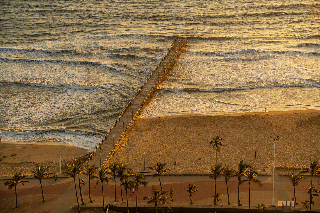 Blick von oben auf Strände, Promenade und Indischen Ozean bei Sonnenaufgang, Durban, Provinz KwaZulu-Natal, Südafrika, Afrika