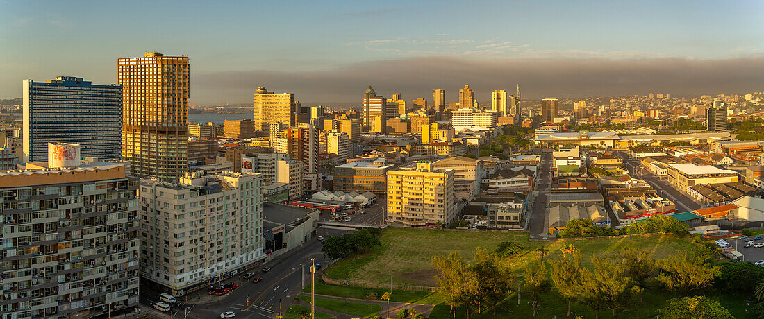 Blick von oben auf die Skyline von Durban bei Sonnenaufgang, Durban, Provinz KwaZulu-Natal, Südafrika, Afrika