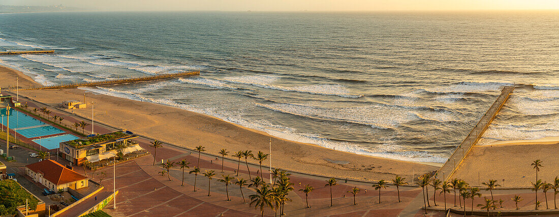 Blick von oben auf Strände, Promenade und Indischen Ozean bei Sonnenaufgang, Durban, Provinz KwaZulu-Natal, Südafrika, Afrika