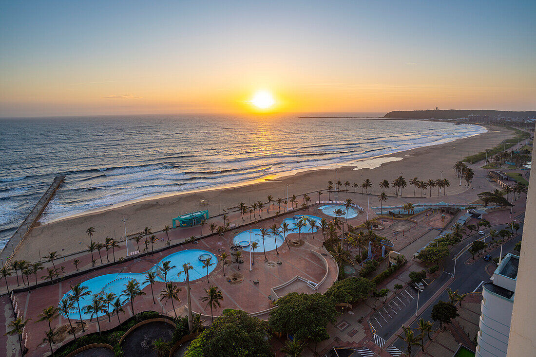 Blick von oben auf Strände, Promenade und Indischen Ozean bei Sonnenaufgang, Durban, Provinz KwaZulu-Natal, Südafrika, Afrika