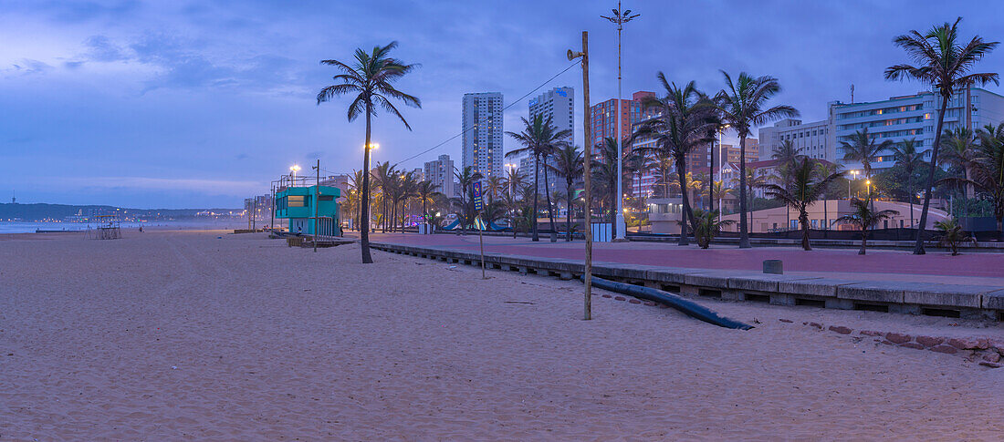 Blick auf Strände, Promenade und Hotels vom New Pier in der Abenddämmerung, Durban, Provinz KwaZulu-Natal, Südafrika, Afrika