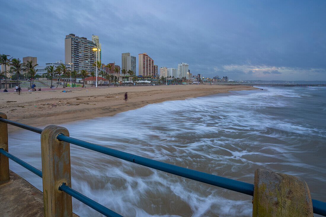 Blick auf Strände, Promenade und Hotels vom New Pier in der Abenddämmerung, Durban, Provinz KwaZulu-Natal, Südafrika, Afrika