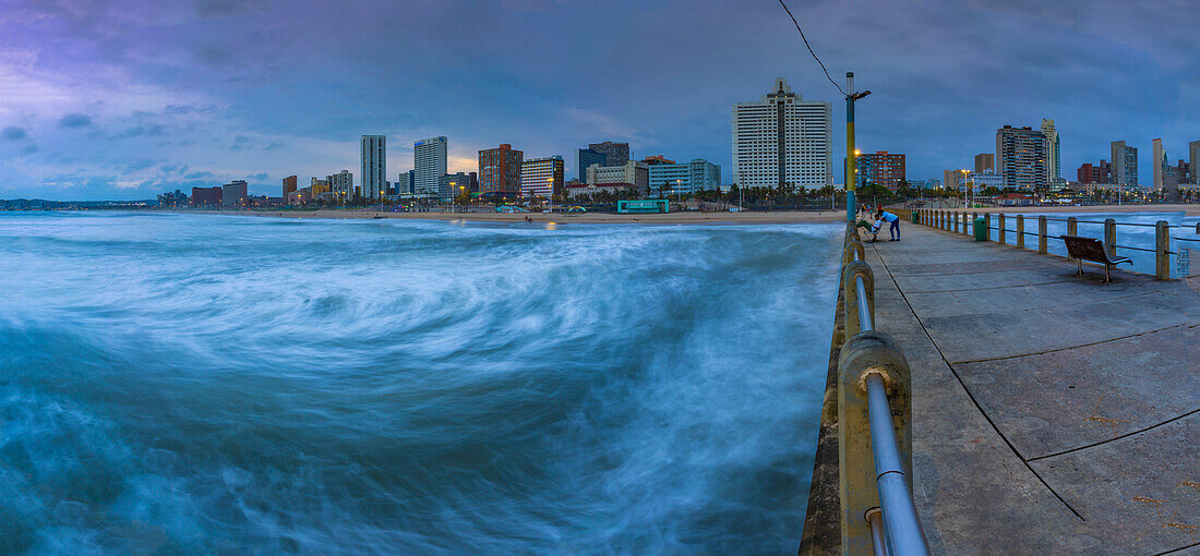 Blick auf Strände, Promenade und Hotels vom New Pier in der Abenddämmerung, Durban, Provinz KwaZulu-Natal, Südafrika, Afrika