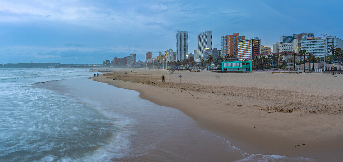 Blick auf Strände, Promenade und Hotels vom New Pier in der Abenddämmerung, Durban, Provinz KwaZulu-Natal, Südafrika, Afrika