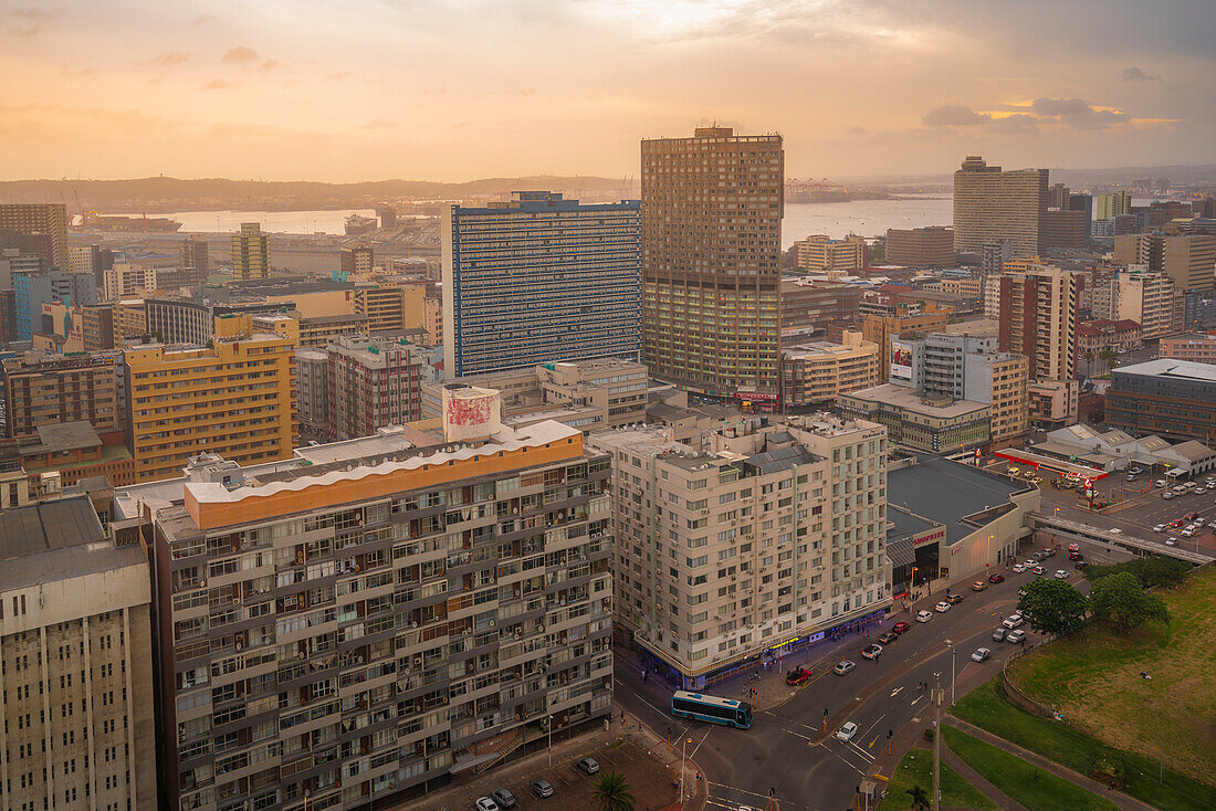 Blick von oben auf die Skyline der Stadt, Durban, Provinz KwaZulu-Natal, Südafrika, Afrika