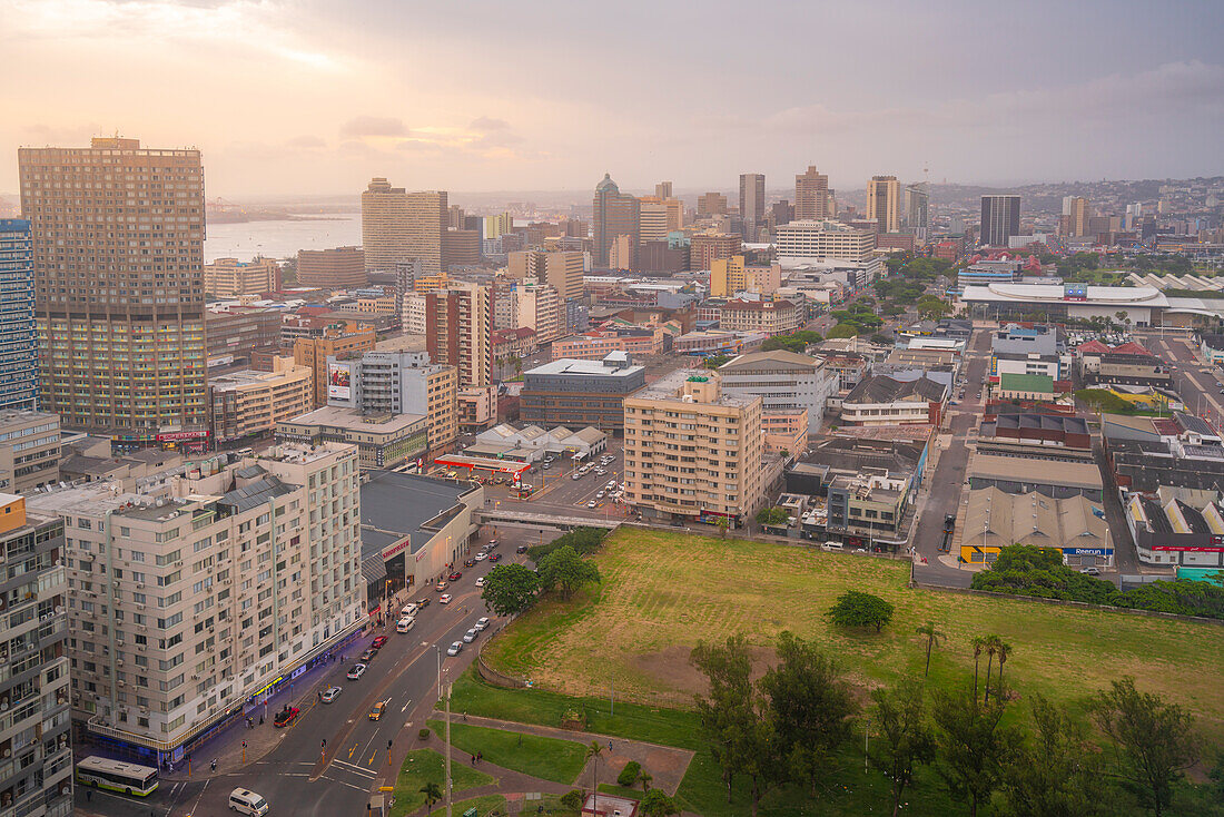 Blick von oben auf die Skyline der Stadt, Durban, Provinz KwaZulu-Natal, Südafrika, Afrika