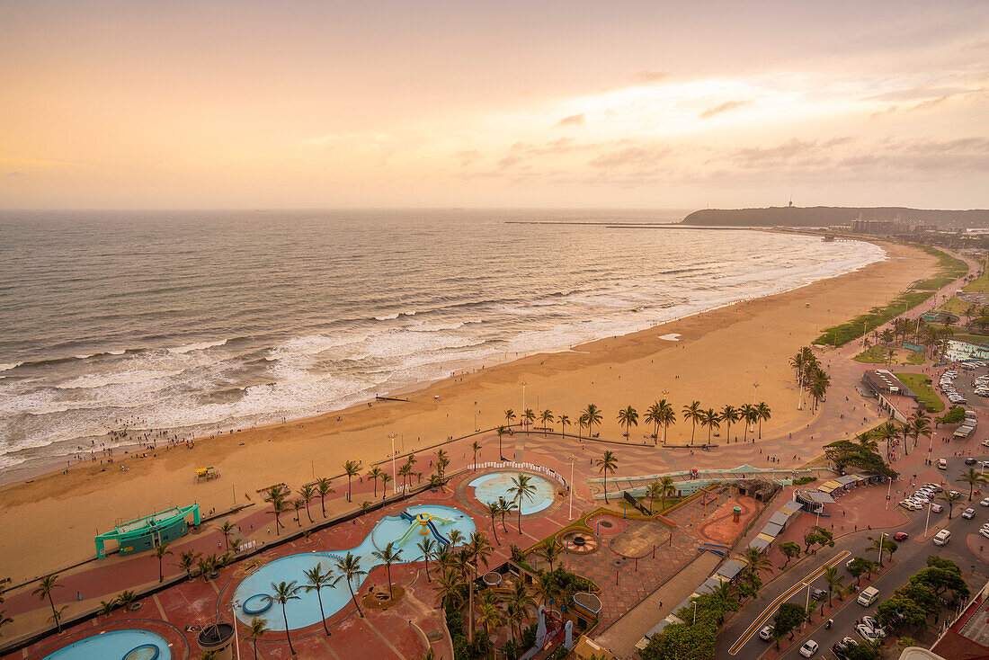 Blick von oben auf Strände, Promenade und Indischen Ozean, Durban, Provinz KwaZulu-Natal, Südafrika, Afrika