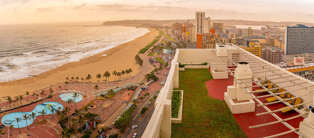 Blick von oben auf Strände, Promenade und Indischen Ozean, Durban, Provinz KwaZulu-Natal, Südafrika, Afrika