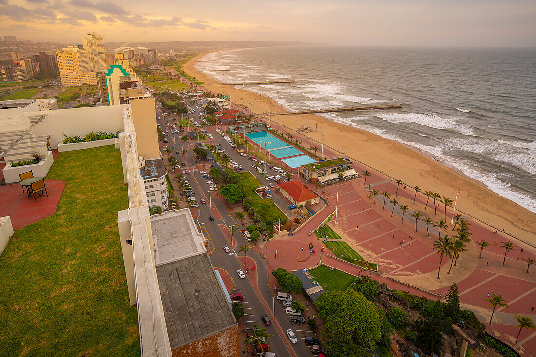 Blick von oben auf Strände, Promenade und Indischen Ozean, Durban, Provinz KwaZulu-Natal, Südafrika, Afrika