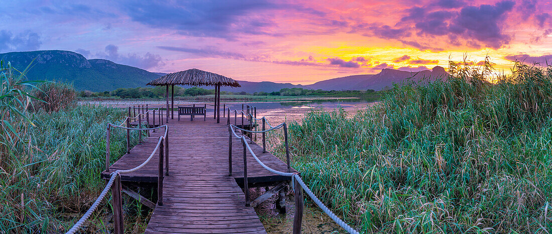 Blick auf den Jet Lake und den Ubombo Mountain vom Ghost Mountain Inn bei Sonnenaufgang, Mkuze, Provinz KwaZulu-Natal, Südafrika, Afrika