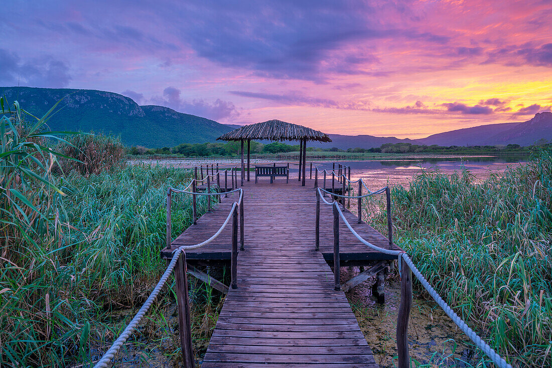 Blick auf den Jet Lake und den Ubombo Mountain vom Ghost Mountain Inn bei Sonnenaufgang, Mkuze, Provinz KwaZulu-Natal, Südafrika, Afrika