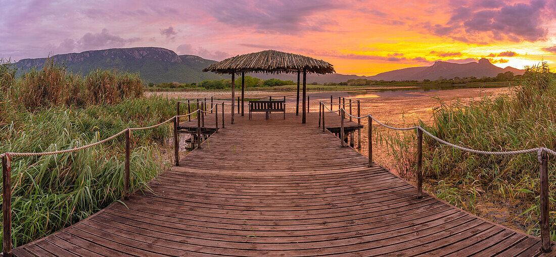 Blick auf den Jet Lake und den Ubombo Mountain vom Ghost Mountain Inn bei Sonnenaufgang, Mkuze, Provinz KwaZulu-Natal, Südafrika, Afrika