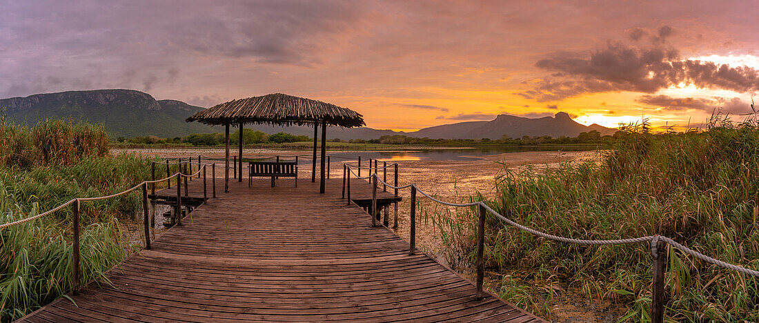 Blick auf den Jet Lake und den Ubombo Mountain vom Ghost Mountain Inn bei Sonnenaufgang, Mkuze, Provinz KwaZulu-Natal, Südafrika, Afrika