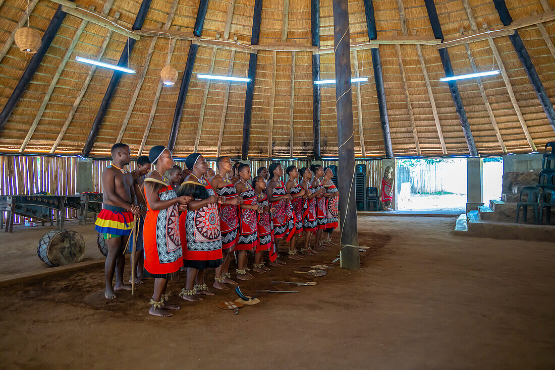 Blick auf eine Swazi-Musik- und Tanzaufführung, Mantenga Cultural Village, eine traditionelle Siedlung in Eswatini, Malkerns, Eswatini, Afrika