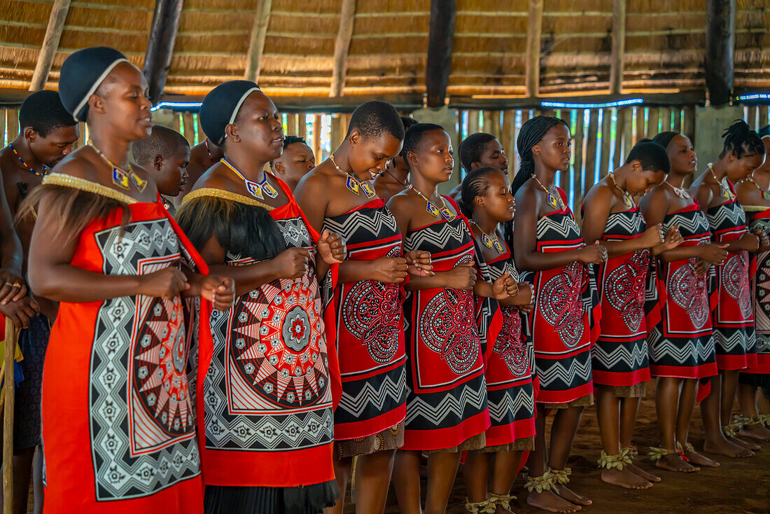 Blick auf eine Swazi-Musik- und Tanzaufführung, Mantenga Cultural Village, eine traditionelle Siedlung in Eswatini, Malkerns, Eswatini, Afrika