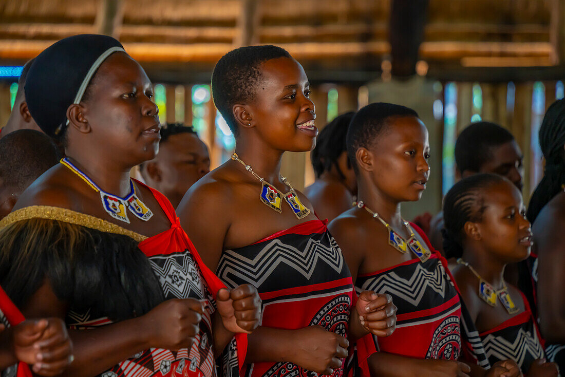 Blick auf eine Swazi-Musik- und Tanzaufführung, Mantenga Cultural Village, eine traditionelle Siedlung in Eswatini, Malkerns, Eswatini, Afrika