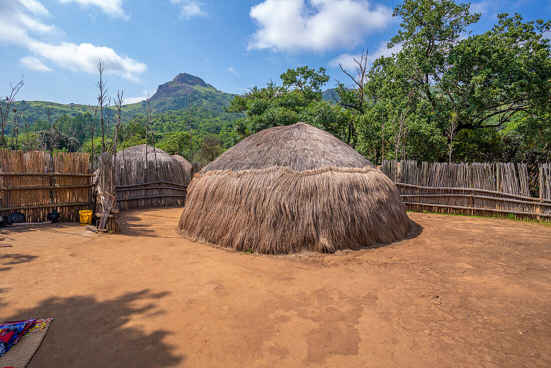 Blick auf das Mantenga Cultural Village, eine traditionelle Eswatini-Siedlung, Malkerns, Eswatini, Afrika