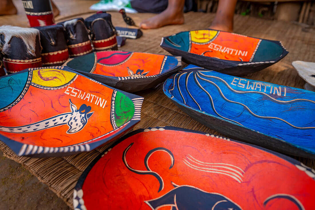 Blick auf handgefertigte Souvenirs im Mantenga Cultural Village, einer traditionellen Eswatini-Siedlung, Malkerns, Eswatini, Afrika