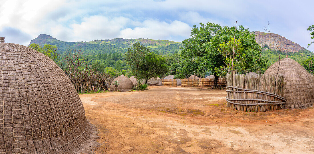 Blick auf das Mantenga Cultural Village, eine traditionelle Eswatini-Siedlung, Malkerns, Eswatini, Afrika