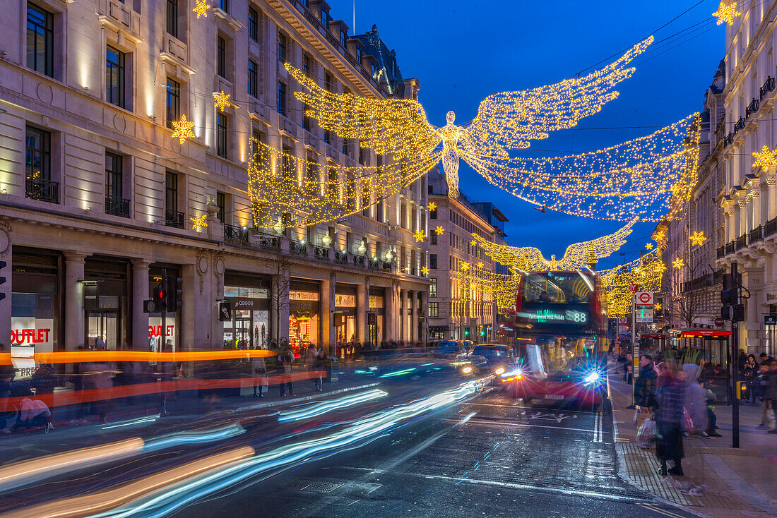 Blick auf die Geschäfte und Lichter in der Regent Street zu Weihnachten, Westminster, London, England, Vereinigtes Königreich, Europa