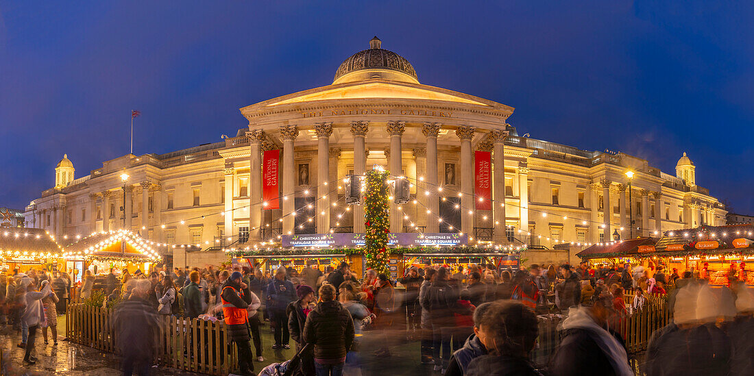 Blick auf den Weihnachtsmarkt und die National Gallery am Trafalgar Square in der Abenddämmerung, Westminster, London, England, Vereinigtes Königreich, Europa