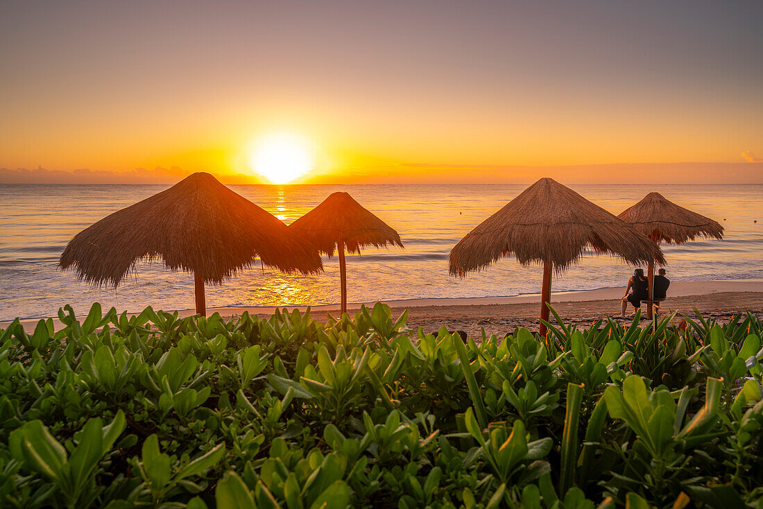 Blick auf ein Paar bei Sonnenaufgang und Strand bei Puerto Morelos, Karibikküste, Halbinsel Yucatan, Mexiko, Nordamerika