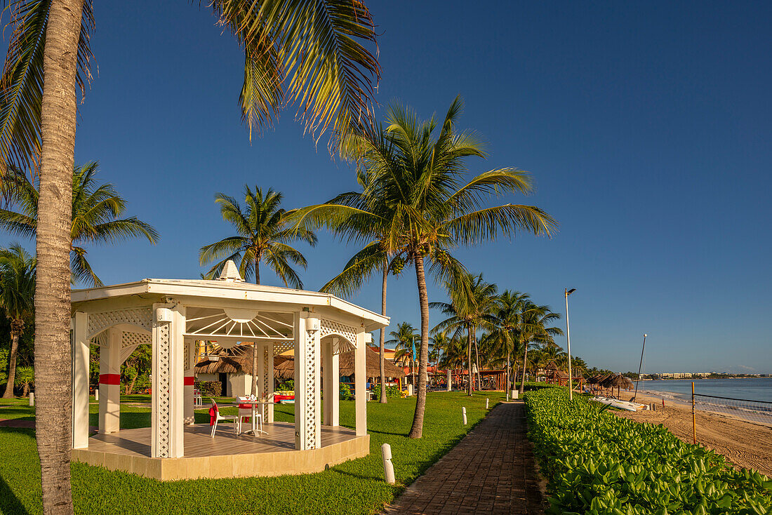 Blick auf Hotel-Hochzeitskapelle und Strand bei Puerto Morelos, Karibikküste, Yucatan-Halbinsel, Mexiko, Nordamerika