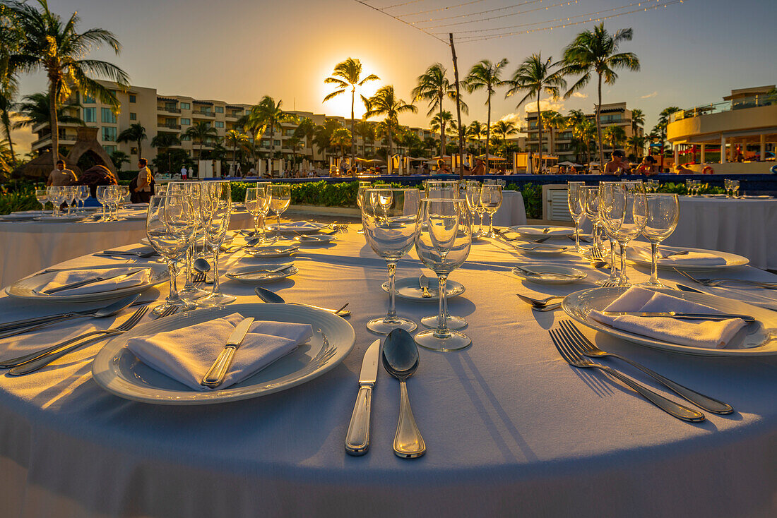 Blick auf einen gedeckten Hochzeitstisch und ein Hotel in der Nähe von Puerto Morelos, Karibikküste, Yucatan-Halbinsel, Mexiko, Nordamerika