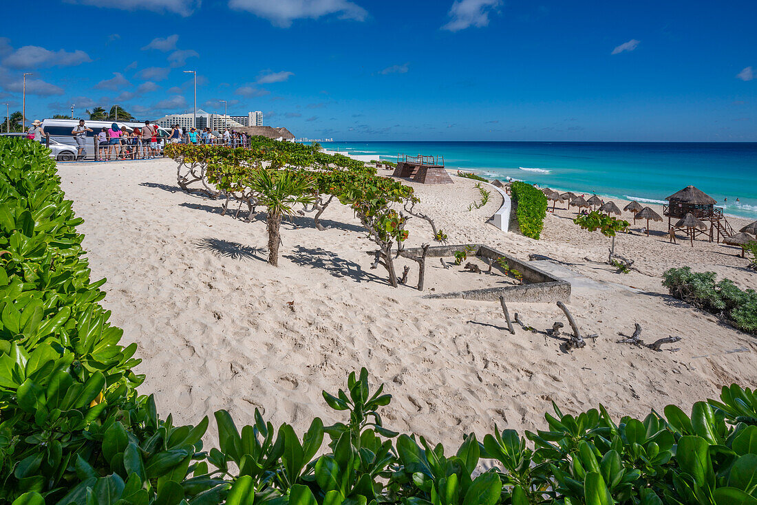 Blick auf den langen weißen Sandstrand am Playa Delfines, Hotelzone, Cancun, Karibikküste, Halbinsel Yucatan, Mexiko, Nordamerika