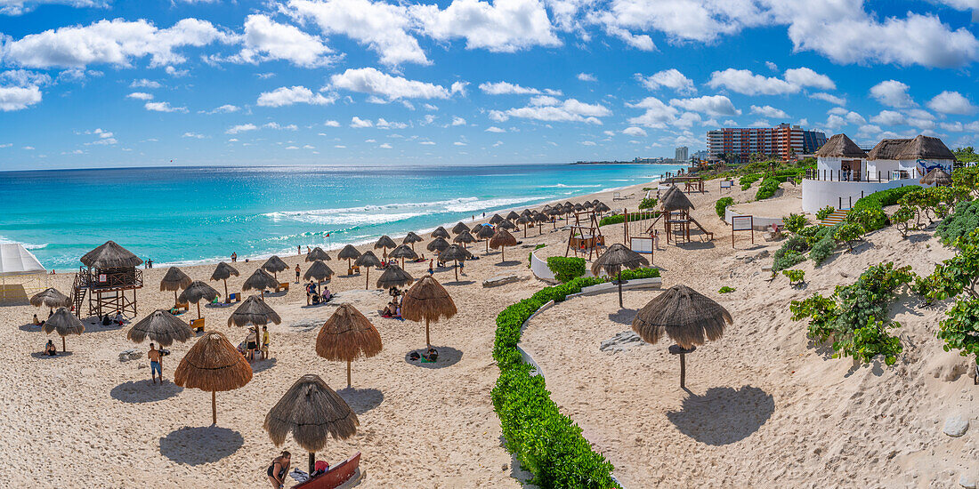 Blick auf den langen weißen Sandstrand am Playa Delfines, Hotelzone, Cancun, Karibikküste, Halbinsel Yucatan, Mexiko, Nordamerika