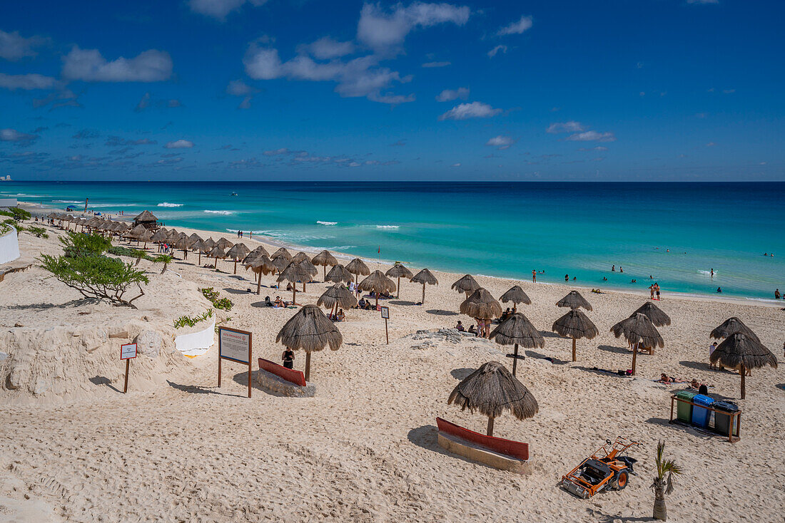 Blick auf den langen weißen Sandstrand am Playa Delfines, Hotelzone, Cancun, Karibikküste, Halbinsel Yucatan, Mexiko, Nordamerika