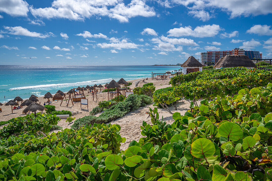 Blick auf den langen weißen Sandstrand am Playa Delfines, Hotelzone, Cancun, Karibikküste, Halbinsel Yucatan, Mexiko, Nordamerika