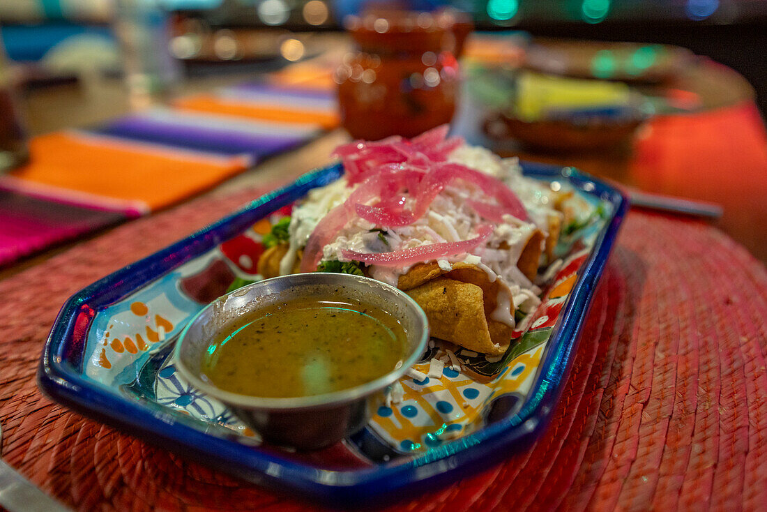 Blick auf mit Käse gefüllte Chilis im Restaurant, Hotel Zone, Cancun, Karibikküste, Halbinsel Yucatan, Mexiko, Nordamerika