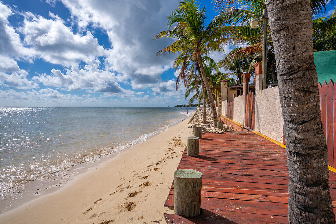 Blick auf Strand bei Puerto Morelos, Karibikküste, Halbinsel Yucatan, Mexiko, Nordamerika