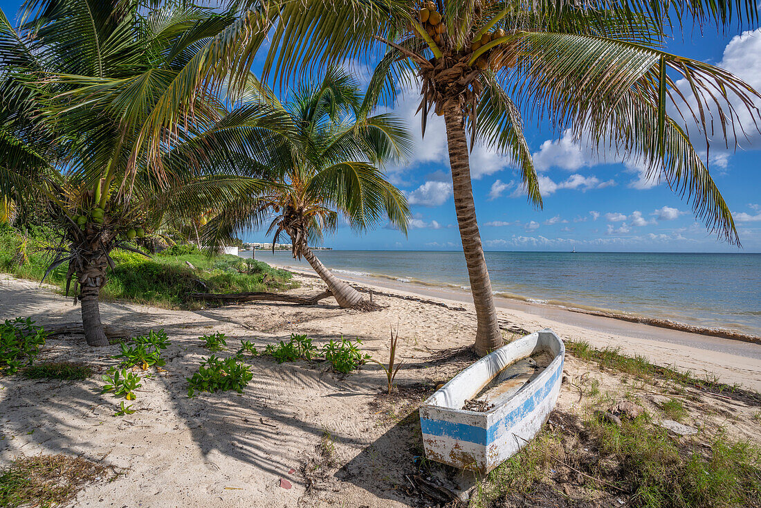 Blick auf rustikales Kanu-Boot am Strand bei Puerto Morelos, Karibikküste, Yucatan-Halbinsel, Mexiko, Nordamerika