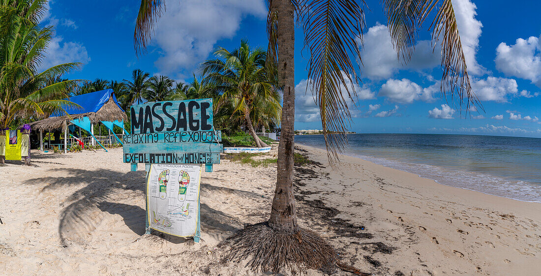 Blick auf ein rustikales Massageschild am Strand bei Puerto Morelos, Karibikküste, Halbinsel Yucatan, Mexiko, Nordamerika