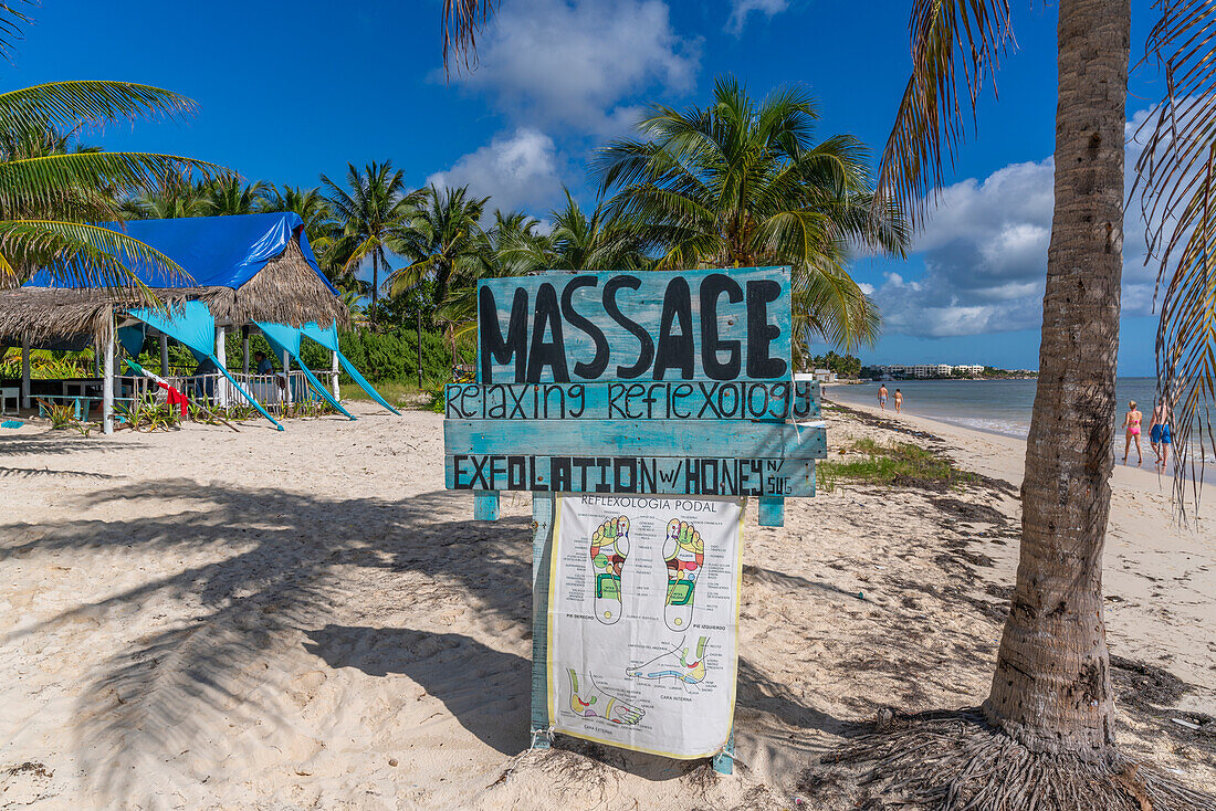 Blick auf ein rustikales Massageschild am Strand bei Puerto Morelos, Karibikküste, Halbinsel Yucatan, Mexiko, Nordamerika