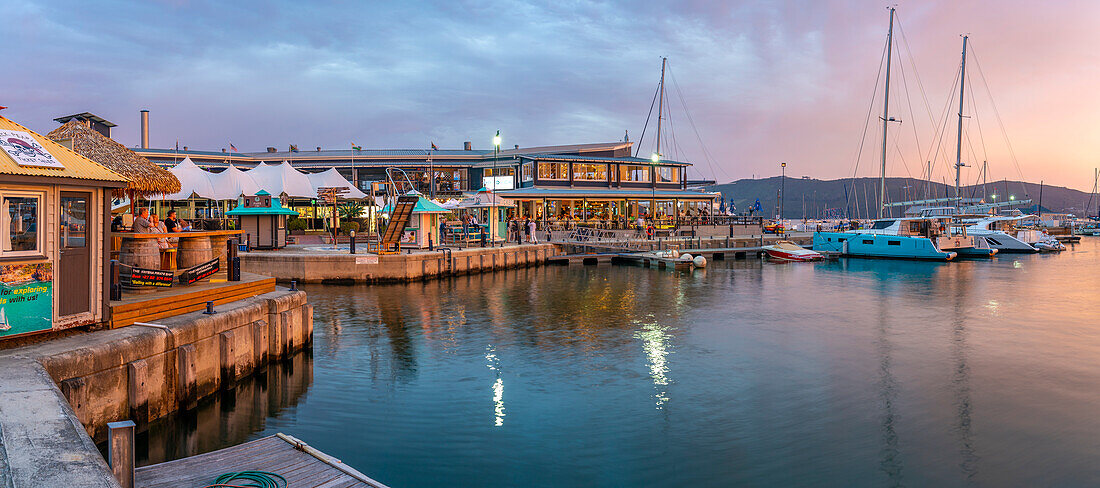 Blick auf den goldenen Sonnenuntergang, Boote und Restaurants an der Knysna Waterfront, Knysna, Westliche Kap-Provinz, Südafrika, Afrika