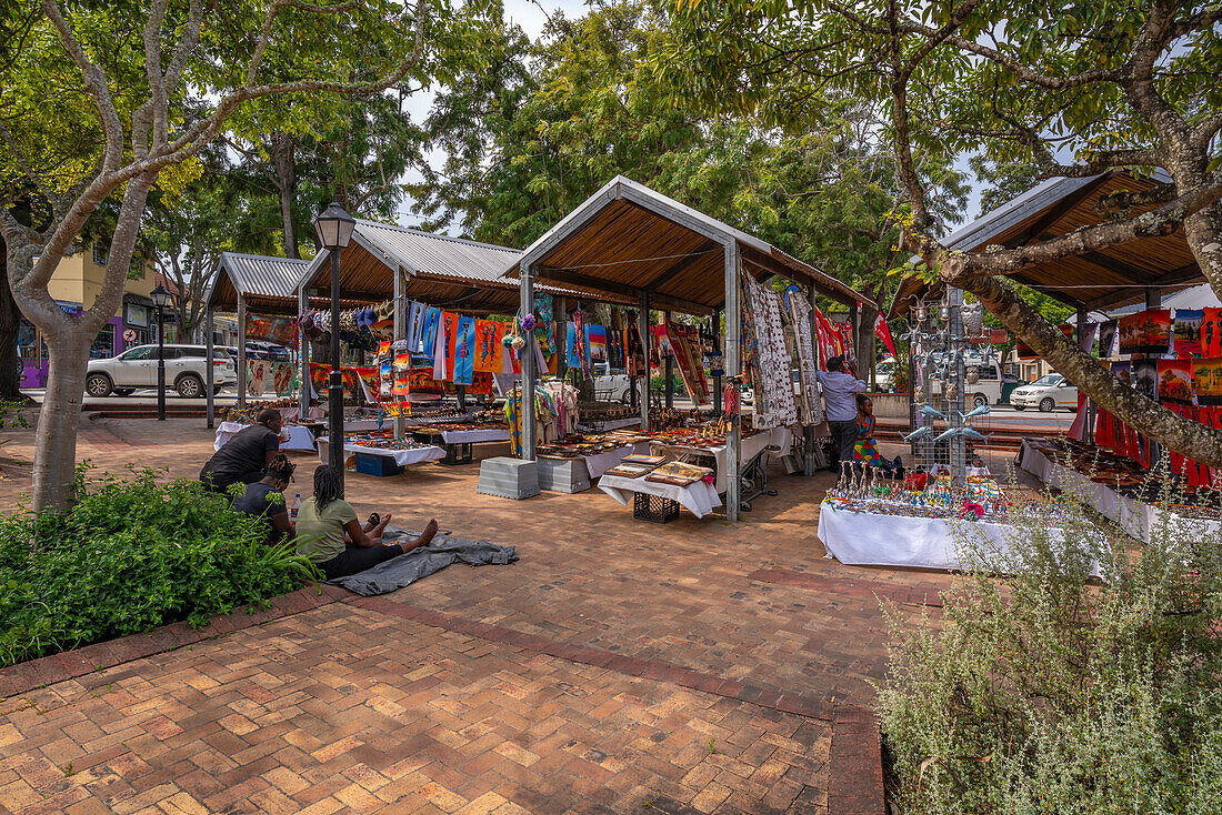 Blick auf Souvenir- und Kunsthandwerksstände in der St. George Street, Knysna Central, Knysna, Westkap-Provinz, Südafrika, Afrika