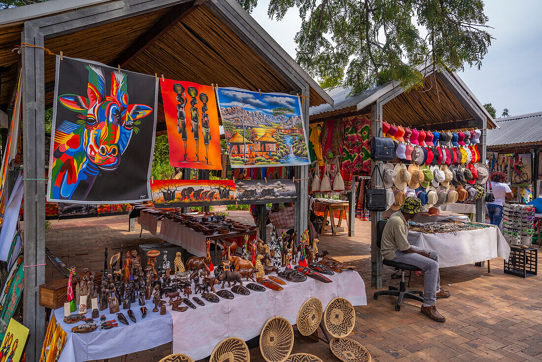 Blick auf Souvenir- und Kunsthandwerksstände in der St. George Street, Knysna Central, Knysna, Westkap-Provinz, Südafrika, Afrika